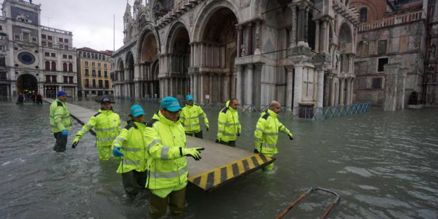 Σφοδρές βροχοπτώσεις στο βόρειο τμήμα της Ιταλίας, η Βενετία ξανά κάτω από το νερό